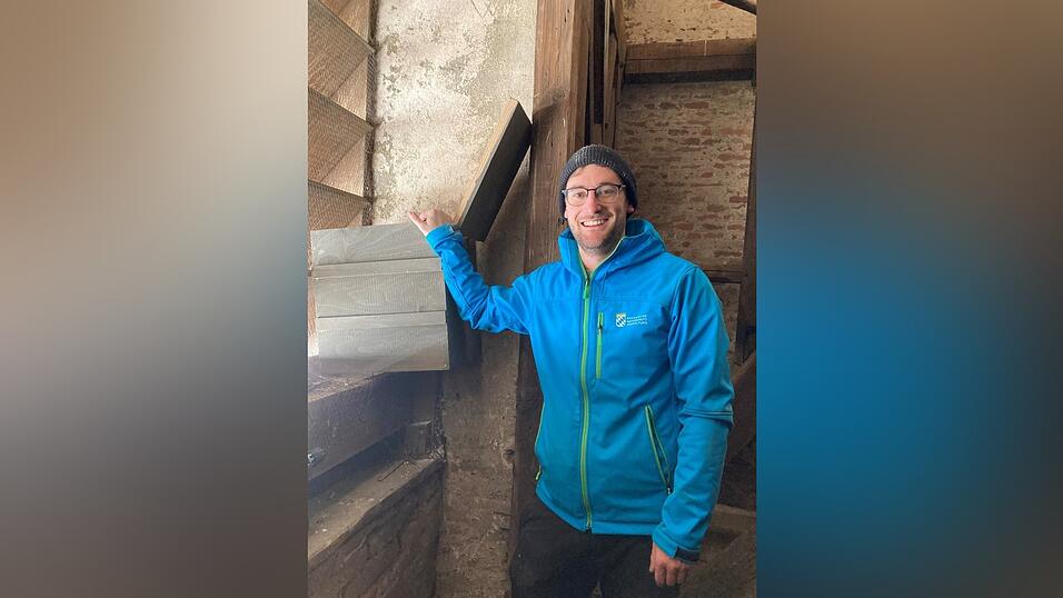 Martin Graf ist Biodiversitätsberater im Landkreis Regen. Hier bringt er Dohlenkästen am Kirchturm in Rinchnach an. Martin Graf ist Biodiversitätsberater im Landkreis Regen. Hier bringt er Dohlenkästen am Kirchturm in Rinchnach an.