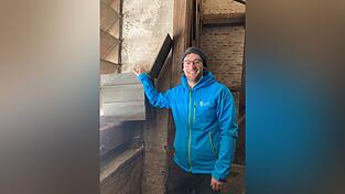 Martin Graf ist Biodiversitätsberater im Landkreis Regen. Hier bringt er Dohlenkästen am Kirchturm in Rinchnach an.