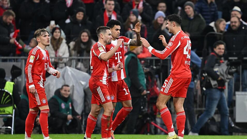 Am Ende konnten die Münchner um Luis Díaz (2.v.r.) doch jubeln. Am Ende konnten die Münchner um Luis Díaz (2.v.r.) doch jubeln.