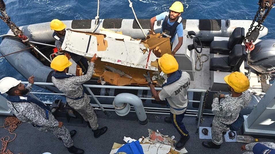 St&uuml;ck f&uuml;r St&uuml;ck heben die Einsatzkr&auml;fte die Tr&uuml;mmerteile aus dem Meer.