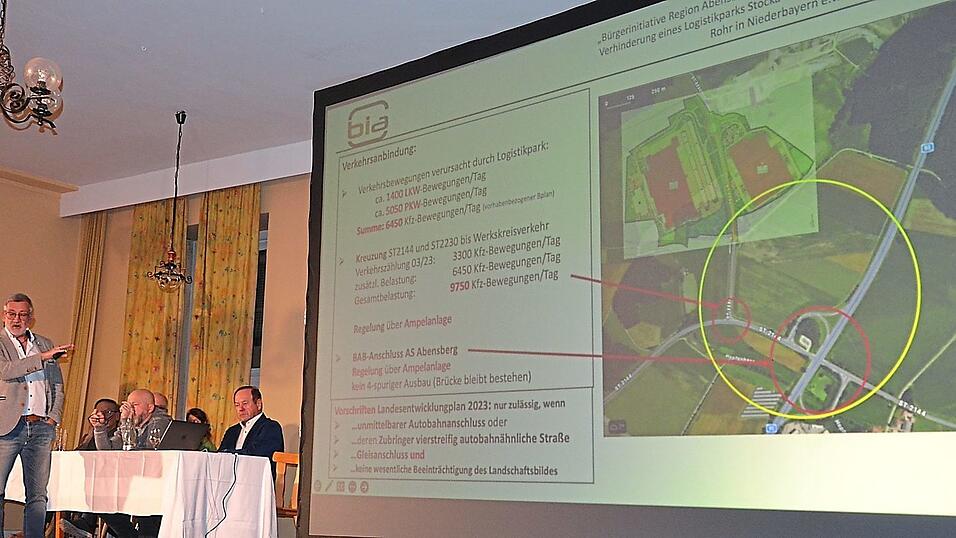 Hubert Hietl (links) sammelte in wochenlanger Recherchearbeit Argumente gegen den geplanten Amazon-Logistikpark bei Stocka im Markt Rohr und stellte diese auf der Versammlung der Bürgerinitiative am Montagabend beim Jungbräu in Abensberg vor. Hubert Hietl (links) sammelte in wochenlanger Recherchearbeit Argumente gegen den geplanten Amazon-Logistikpark bei Stocka im Markt Rohr und stellte diese auf der Versammlung der Bürgerinitiative am Montagabend beim Jungbräu in Abensberg vor.