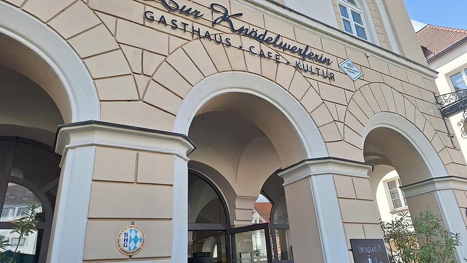 Die historische Fassade der 'Knödelwerferin'. Die historische Fassade der 'Knödelwerferin'.