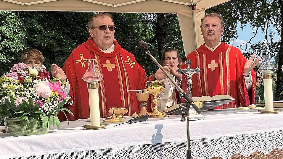 Der Militärgeistliche Georg Bäuml (links) und Pfarrer Albert Vogl zelebrierten den Festgottesdienst unter freiem Himmel. Der Militärgeistliche Georg Bäuml (links) und Pfarrer Albert Vogl zelebrierten den Festgottesdienst unter freiem Himmel.