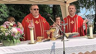 Der Militärgeistliche Georg Bäuml (links) und Pfarrer Albert Vogl zelebrierten den Festgottesdienst unter freiem Himmel.