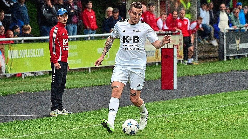 Christian Mühlbauer hat seine Beschwerden mit der Achillessehne überwunden und steht seiner SpVgg Lam im Auswärtsspiel beim FC Dingolfing wieder zur Verfügung. Christian Mühlbauer hat seine Beschwerden mit der Achillessehne überwunden und steht seiner SpVgg Lam im Auswärtsspiel beim FC Dingolfing wieder zur Verfügung.
