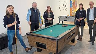 „Resi“, das Winterquartier der mobilen Jugendarbeit, hat am Montag im neuen Zuhause an der Aprilgasse 3 eröffnet. Auf viele Besucher freuen sich (v.l.): Anna Süß (Leiterin Abteilung Jugendarbeit bei der Stadt), Markus Wimmer (Leiter des Amts für Soziale Dienste), neue Jugendpflegerin Annette Halm, Melissa Leitl (Leiterin des Referats 2) und OB Markus Pannermayr.