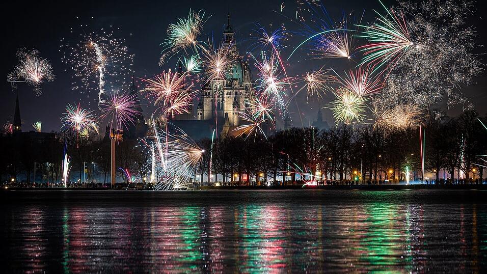 Niemand hat etwas gegen organisierte Feuerwerke an zentralen Plätzen, doch die wilde Böllerei muss untersagt werden, sagt der Präsident der Bundesärztekammer. (Archivfoto) Niemand hat etwas gegen organisierte Feuerwerke an zentralen Plätzen, doch die wilde Böllerei muss untersagt werden, sagt der Präsident der Bundesärztekammer. (Archivfoto)