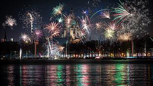 Niemand hat etwas gegen organisierte Feuerwerke&nbsp;an zentralen Pl&auml;tzen, doch die wilde B&ouml;llerei muss untersagt werden, sagt der Pr&auml;sident der Bundes&auml;rztekammer. (Archivfoto)