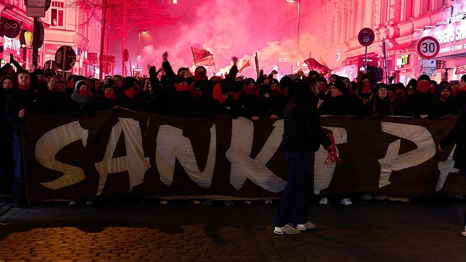 Einstimmung aufs Stadtderby: FC St. Paulis Anhänger beim Fanmarsch. Einstimmung aufs Stadtderby: FC St. Paulis Anhänger beim Fanmarsch.