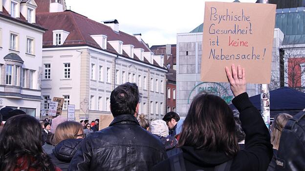 Bundesweit demonstrieren derzeit Menschen gegen Honorark&uuml;rzungen. In Regensburg versammelten sich vor Kurzem Psychotherapeuten und Betroffene und machten auf die entstehenden Probleme aufmerksam.