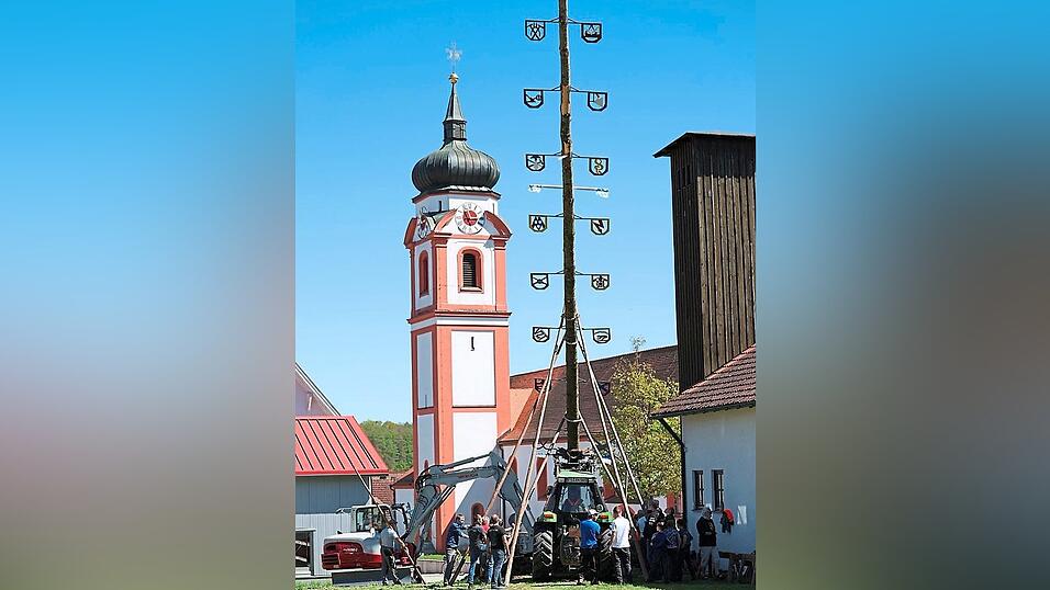 Der neue Maibaum gibt ein wundervolles Bild ab.