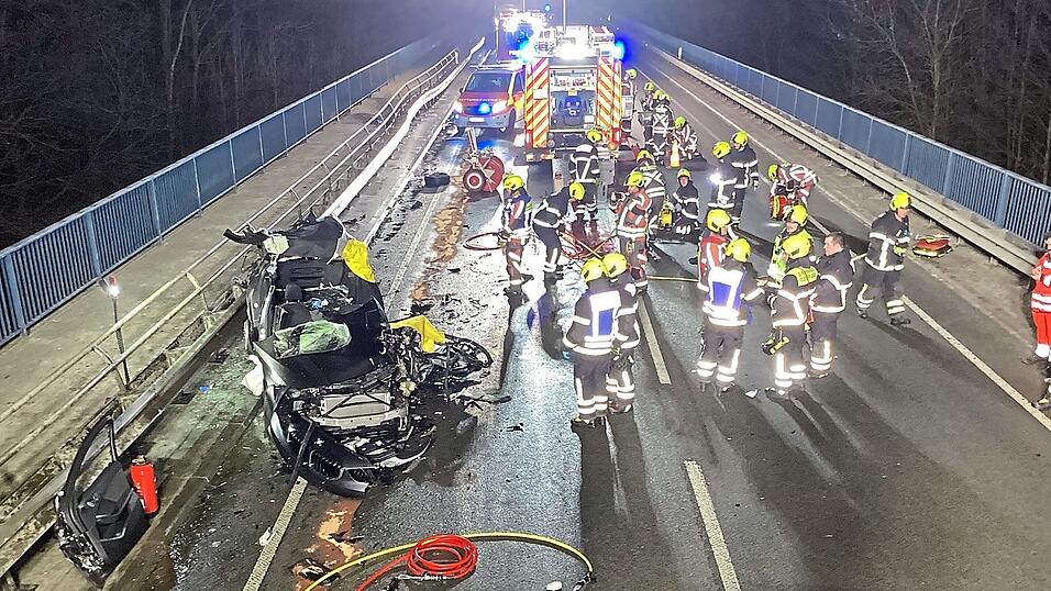 Zu einer Häufung von Unfällen auf der Bundesstraße 20 - hier auf der Isarbrücke - ist es in diesem Jahr, vor allem zu Beginn des Jahres gekommen, hat Kommandant Robert Brandhofer beobachtet. Zu einer Häufung von Unfällen auf der Bundesstraße 20 - hier auf der Isarbrücke - ist es in diesem Jahr, vor allem zu Beginn des Jahres gekommen, hat Kommandant Robert Brandhofer beobachtet.