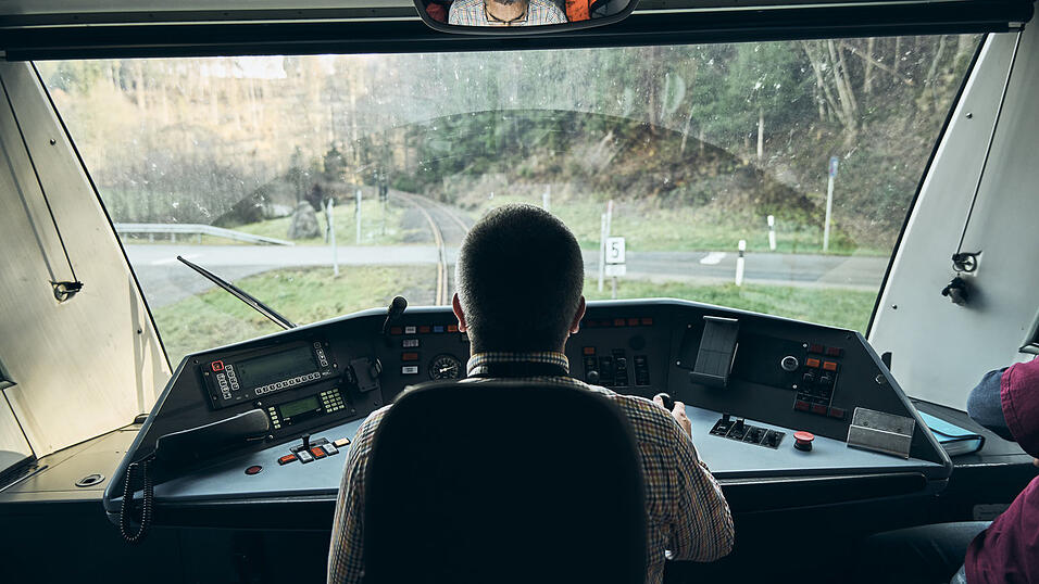 35 000 Fahrgäste jährlich fahren mit der Ilztalbahn - ihr Potenzial liegt derzeit noch im touristischen Bereich. 35 000 Fahrgäste jährlich fahren mit der Ilztalbahn - ihr Potenzial liegt derzeit noch im touristischen Bereich.