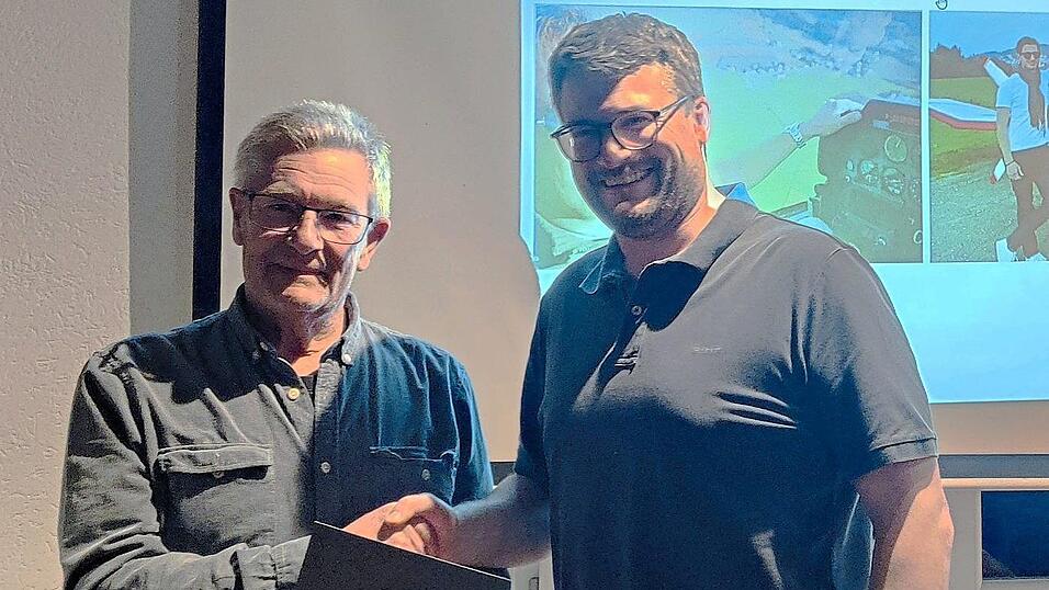 Martin Vielsmaier (rechts) dankt Michael Goldhahn f&uuml;r sein herausragendes Engagement.