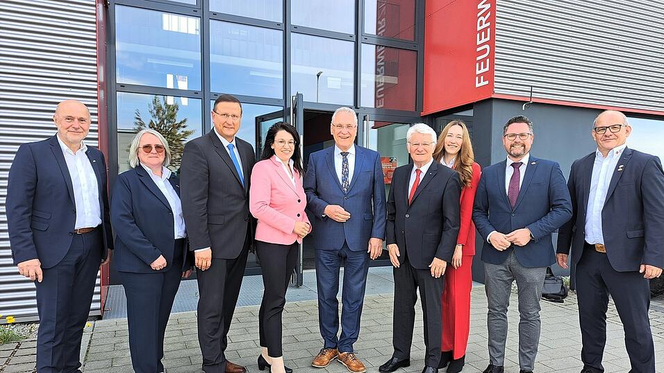 Joachim Herrmann (links) wurde am Mittwoch von BRK-Kreisvorsitzendem Theo Zellner am Rettungszentrum in Furth im Wald empfangen. Am dortigen Arbeitsgespr&auml;ch nahmen au&szlig;erdem Bundestagsabgeordnete Martina Englhardt-Kopf, Landtagsabgeordneter Gerhard Hopp, BRK-Kreisgesch&auml;ftsf&uuml;hrer Manfred Aschenbrenner, stellvertretender Landrat Markus M&uuml;ller sowie G&uuml;RD-Projektleiter Manfred Maurer, dessen Stellvertreterin Tereza Homolkov&aacute; und Assistentin Martina Thiel teil.