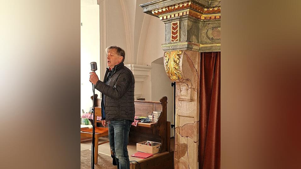 Arnold Wurm alias Elvis Presley umrahmte den Gospel-Gottesdienst der Firmlinge in Neukirchen b. Hl. Blut.