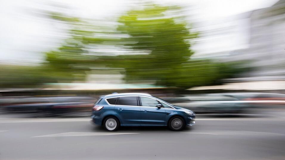Mobile.de zählt zu den großen Fahrzeugbörsen in Deutschland. Mobile.de zählt zu den großen Fahrzeugbörsen in Deutschland.