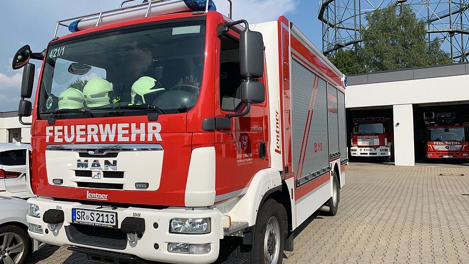 In Straubing in der Carl-Zeiss-Stra&szlig;e wurde eine Fliegerbombe gefunden. Derzeit bereiten sich die Einsatzkr&auml;fte auf eine Entsch&auml;rfung beziehungsweise Sprengung der Bombe vor. Der Sprengmeister wurde &uuml;ber die Lage bereits informiert.