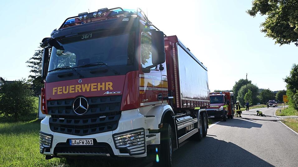 Aus einem nahen L&ouml;schweiher entnahmen die Feuerwehrler das L&ouml;schwasser und legten die Schl&auml;uche &uuml;ber die Stra&szlig;e zum Grundst&uuml;ck.