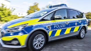 Ein Polizeiwagen f&auml;hrt mit eingeschaltetem Blaulicht zu einem Einsatz.