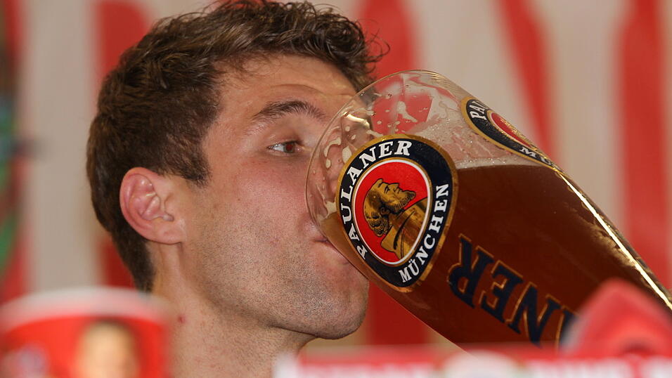 Thomas Müller besuchte am Sonntagnachmittag den 'FC Bayern-Fanclub Straubing '93'. (Foto: Fabian Roßmann) Thomas Müller besuchte am Sonntagnachmittag den 'FC Bayern-Fanclub Straubing '93'. (Foto: Fabian Roßmann)