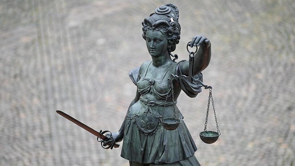 Der Mann bekommt nochmal eine Bew&auml;hrungsstrafe. Die Richterin begr&uuml;ndete ihre Entscheidung unter anderem damit, die meisten Vorstrafen l&auml;gen schon zehn Jahre und l&auml;nger zur&uuml;ck.