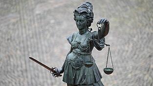 Der Mann bekommt nochmal eine Bew&auml;hrungsstrafe. Die Richterin begr&uuml;ndete ihre Entscheidung unter anderem damit, die meisten Vorstrafen l&auml;gen schon zehn Jahre und l&auml;nger zur&uuml;ck.