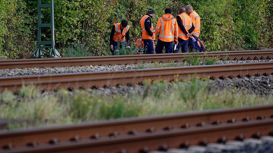 Bahn-Mitarbeiter stehen am Rand der Strecke Köln-Düsseldorf.