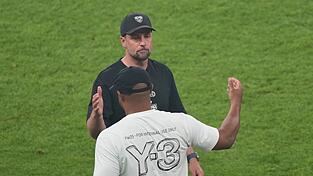 Neue Saison, altes Duell: Bayern-Trainer Kompany (vorne) und Stuttgarts Coach Hoene&szlig; stehen sich mit ihren Teams zum Start der 64. Bundesliga-Saison gegen&uuml;ber. (Archivbild)