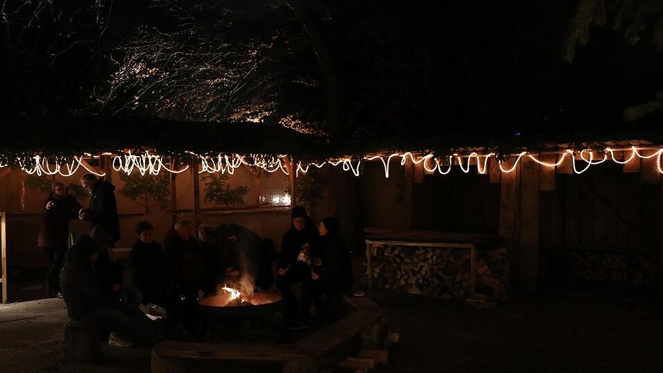 Der Weihnachtsmarkt auf Schloss Sankt Emmeram in Regensburg wurde am Freitag feierlich er&ouml;ffnet.