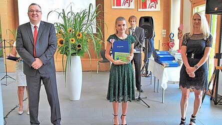 Laura Hamburger aus der Klasse 10 b erreichte die Traumnote 1,0. Ihr gratulierten Realschuldirektor Michael Graf und ihre Klassenlehrerin Anna Wanner.