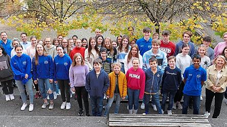 Die Teilnehmer des SMV-Seminars mit Schulleiterin Angela Sch&ouml;llhorn (links).