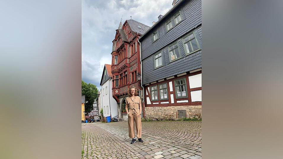 Julia vor einem der f&uuml;r Marburg typischen Fachwerkh&auml;user.