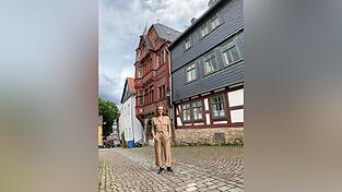 Julia vor einem der f&uuml;r Marburg typischen Fachwerkh&auml;user.