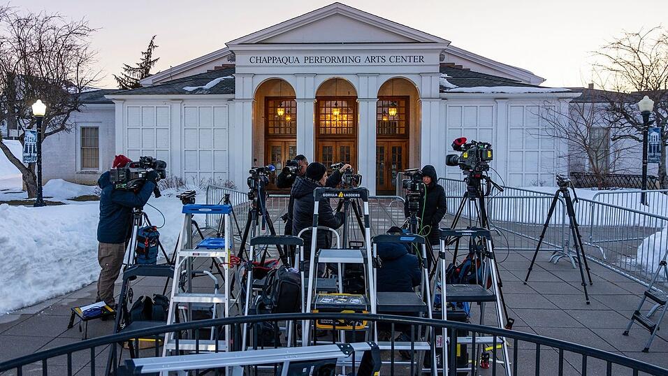 Die Clintons sagten hinter verschlossenen Türen im Chappaqua Performing Arts Center zum Skandal um Sexualstraftäter Epstein aus. Die Clintons sagten hinter verschlossenen Türen im Chappaqua Performing Arts Center zum Skandal um Sexualstraftäter Epstein aus.