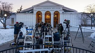 Die Clintons sagten hinter verschlossenen Türen im Chappaqua Performing Arts Center zum Skandal um Sexualstraftäter Epstein aus. Die Clintons sagten hinter verschlossenen Türen im Chappaqua Performing Arts Center zum Skandal um Sexualstraftäter Epstein aus.