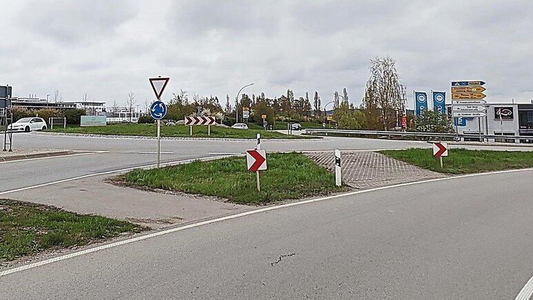 Der bisherige Kreisverkehr im Zuge der B299 am Ortseingang soll trotz des Neubaus erhalten bleiben.