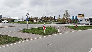 Der bisherige Kreisverkehr im Zuge der B299 am Ortseingang soll trotz des Neubaus erhalten bleiben.
