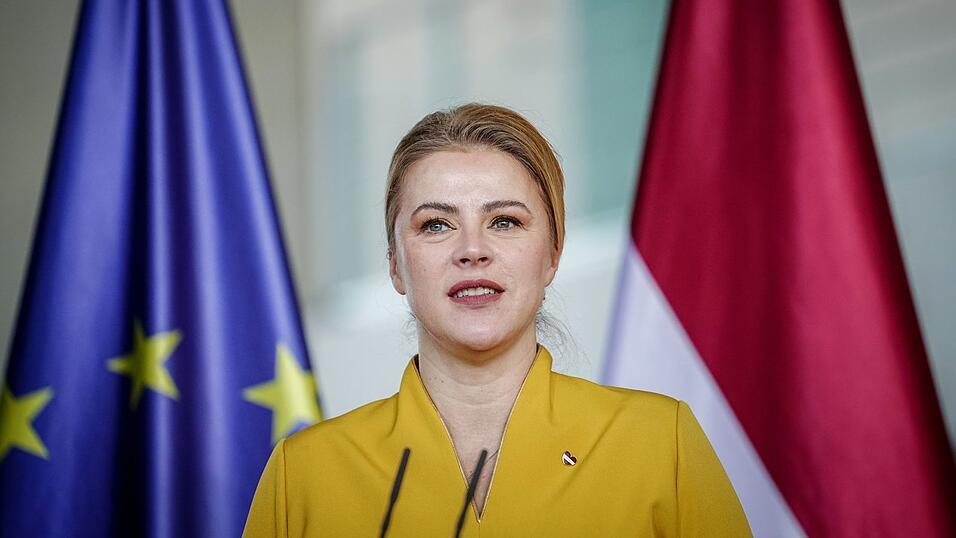 Siliņa bei einer Pressekonferenz. Siliņa bei einer Pressekonferenz.