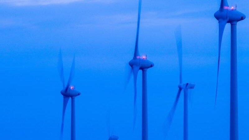Windkraftanlagen drehen sich vor Sonnenaufgang in einem Windpark bei Kladrum. Windkraftanlagen drehen sich vor Sonnenaufgang in einem Windpark bei Kladrum.