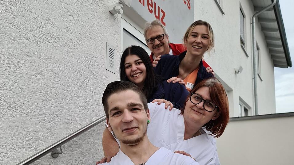 Einer steht hinter dem anderen und alle stehen f&uuml;reinander ein: Fabian, Ulrike, die beiden Selinas und Christian (von vorne).