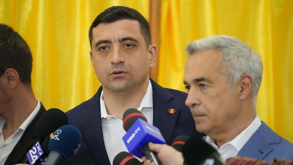 Bei der Wiederholung der im vergangenen Jahr annullierten Präsidentenwahl hat der extrem rechte Kandidat George Simion (Mitte) die erste Runde mit großem Abstand gewonnen, aber eine absolute Mehrheit verfehlt. Bei der Wiederholung der im vergangenen Jahr annullierten Präsidentenwahl hat der extrem rechte Kandidat George Simion (Mitte) die erste Runde mit großem Abstand gewonnen, aber eine absolute Mehrheit verfehlt.