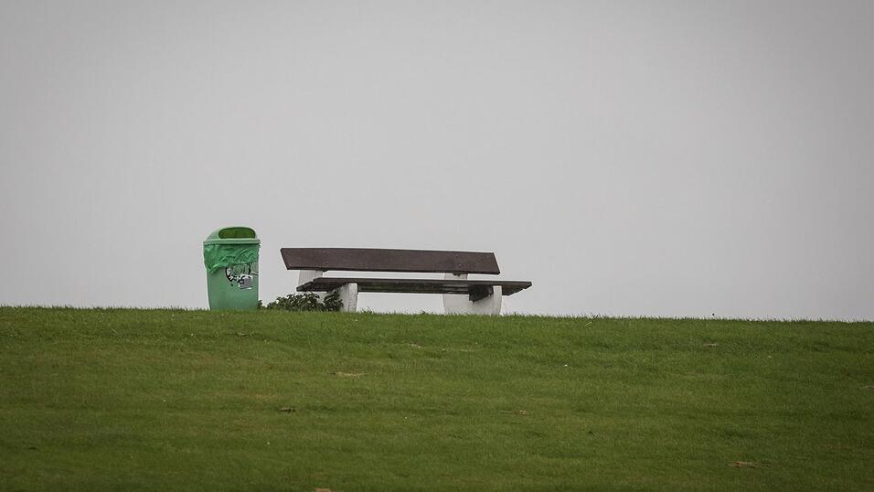 An den K&uuml;sten kann es zum Wochenbeginn st&uuml;rmisch werden. (Symbolbild)