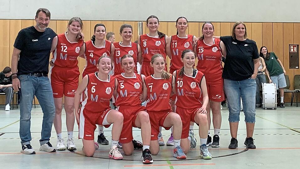Die TG Landshut um Trainer Christian Gerhager (links) feierte nach dem souveränen 63:52-Sieg gegen den TSV München Ost II die Meisterschaft in der Bezirksoberliga. Die TG Landshut um Trainer Christian Gerhager (links) feierte nach dem souveränen 63:52-Sieg gegen den TSV München Ost II die Meisterschaft in der Bezirksoberliga.