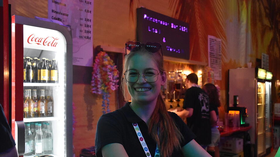 Die besten Bilder vom Samstag zeigen Tanzen und jede Menge Spaß. Die besten Bilder vom Samstag zeigen Tanzen und jede Menge Spaß.