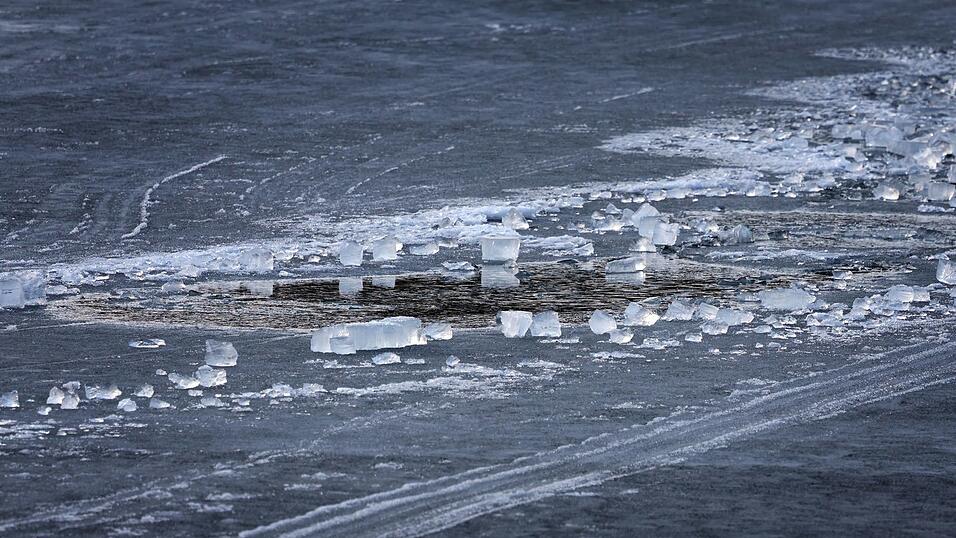 Am Donnerstag waren 16 Touristen aus Indien durch das Eis auf dem teils noch zugefrorenen Eibsee gebrochen. (Archivbild)