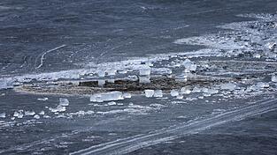 Am Donnerstag waren 16 Touristen aus Indien durch das Eis auf dem teils noch zugefrorenen Eibsee gebrochen. (Archivbild)