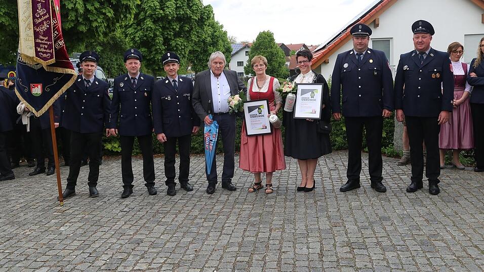 Die F&uuml;hrungskr&auml;fte der Feuerwehr Harrling mit Ehrenschirmherr Otto Heigl ernannten im Rahmen einer Feierstunde Renate Schneller zur Ehrenfahnenmutter und Sonja Kastl zur Ehrenfestbraut.