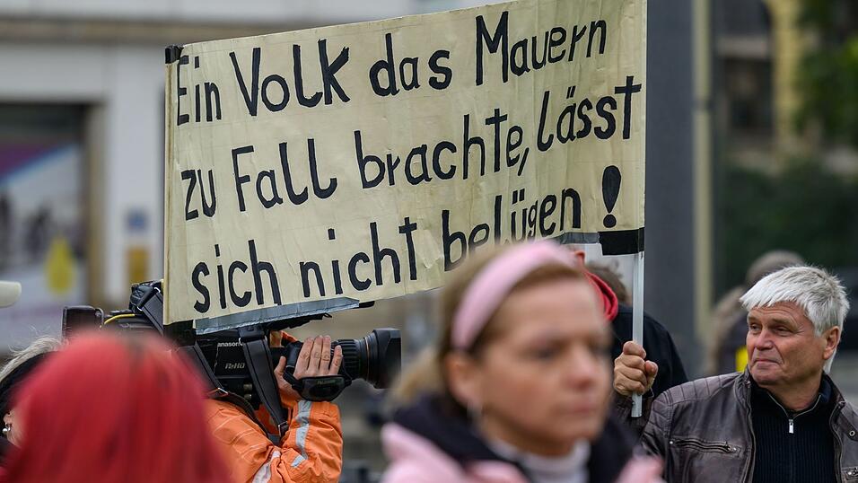 Draußen gab es eine Kundgebung gegen den Rundfunkbeitrag.