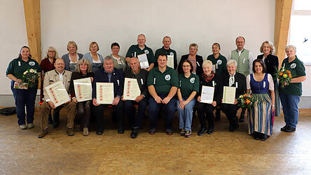 Die geehrten und ausgezeichneten Mitglieder des Gartenbauverein Bodenkirchen zusammen mit den Vorsitzenden Alexandra Bücker und Dominik Götz (Mitte) sowie Martina Hammerl, Bürgermeisterin Monika Maier und Schirmherr Erwin Fußeder.